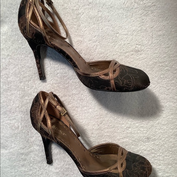 BCBG bronze heels. Beautiful for the holidays! - Picture 4 of 7